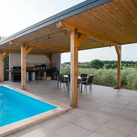 Enjoy Blue, With Pool & Pets Welcome *