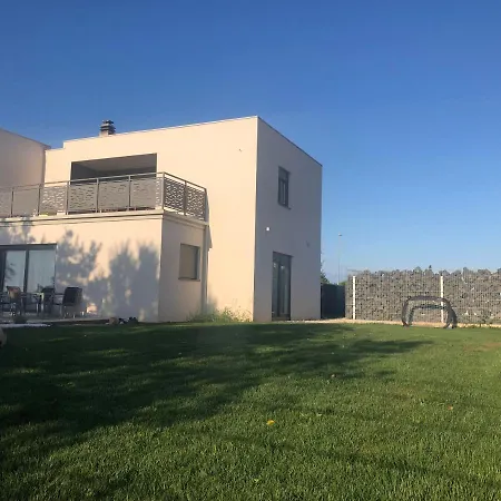 Enjoy Blue, With Pool & Pets Welcome