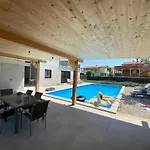 Apartment Enjoy Blue, With Pool & Pets Welcome *