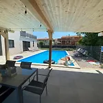 Enjoy Blue, With Pool & Pets Welcome *